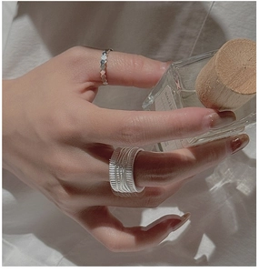Détails de bagues en argent S925 avec texture ondulée et motif nid d'abeille sur main