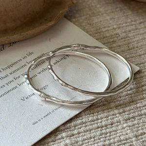 Créoles minimalistes en argent sterling S925 avec texture unique style bambou