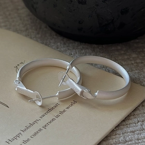 Minimalist S925 sterling silver hoop earrings with a matte frosted finish and clasp
