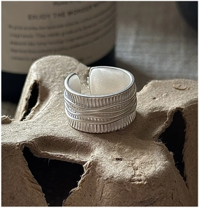 Détail de la bague large en argent 925 mat avec texture côtelée et fils torsadés