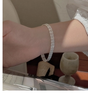 Vue détaillée d'un bracelet multicouche en argent sterling S999 sur le poignet