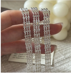 Détail macro du bracelet multicouche en argent S999 avec gravure au diamant scintillante