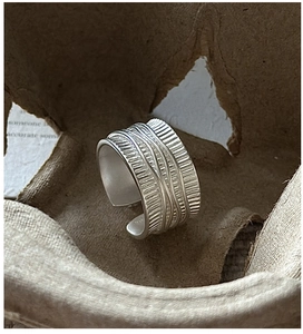 Vue détaillée de la texture vintage mate en fil enroulé sur une bague en argent S925