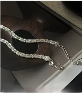 Vue rapprochée du bracelet double rang en argent S999 avec fermoir S et cœur