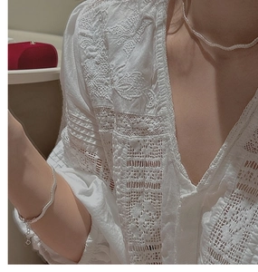 Détail de l'ensemble collier et bracelet en argent S925 à texture tissée sur un mannequin