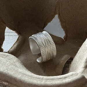 Bague large ouverte en argent S925 vintage avec finition mate et design de fil enroulé