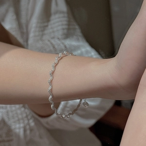 Elegant S925 sterling silver wavy bracelet with minimalist woven chain and round charm