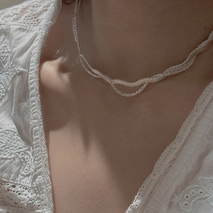 Élégant collier double couche tissé en argent sterling S925 sur mannequin avec dentelle