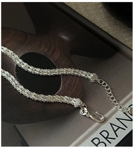 Détail de la chaîne en argent S925 avec pendentif coeur et fermoir crochet en S sûr