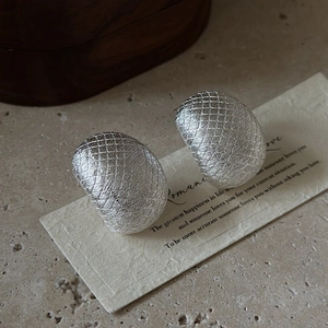 S925 sterling silver C-shaped hoop earrings with vintage brushed texture and grid pattern