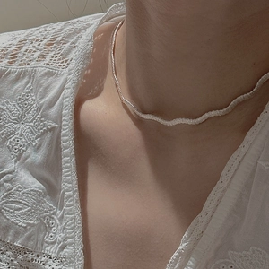 Collier ras du cou minimaliste en argent S925 avec perles et motif tissé vague