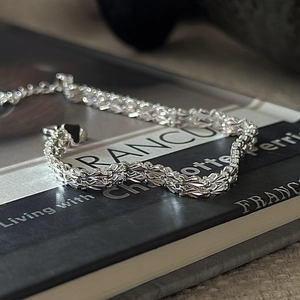 Bracelet élégant en argent sterling S999 avec facettes ondulées et fermoir mousqueton
