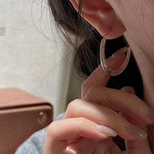 S925 sterling silver hoop earrings with vintage hammered texture in a crescent moon design
