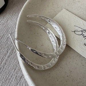 S925 sterling silver hoop earrings with vintage hammered texture on a ceramic tray