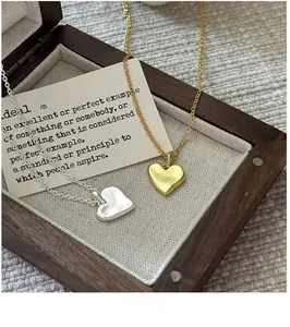Colliers cœur mat en or et argent présentés dans un coffret cadeau en bois pour bijoux