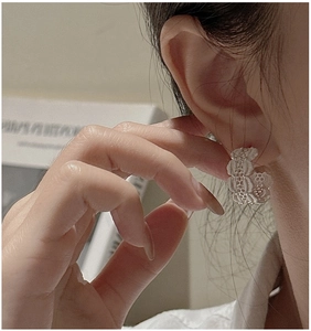 Détail de créoles en argent sterling S925 avec texture délicate de dentelle ajourée