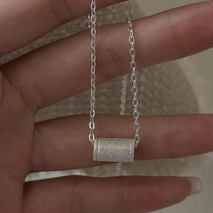 Collana Minimalista in Argento Sterling 925 Con Pendente Cilindrico a Consistenza Spazzolata per Donna Gioielli Coreani