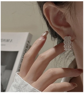 Gros plan de créoles en argent sterling S925 avec dentelle ajourée et motif rétro gravé