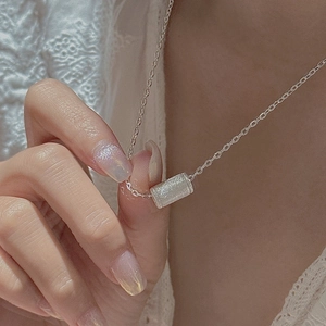 Elegante collana in argento sterling S925 con pendente cilindrico scintillante e catena fine