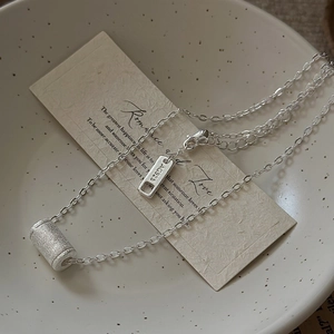 Collana minimalista in argento sterling S925 con pendente a cilindro spazzolato su ceramica