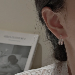 Minimalist S925 sterling silver double-layered round hoop earrings worn by a model