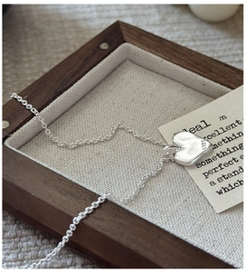 Détail du poinçon argent S925 sur le collier avec pendentif cœur mat vintage