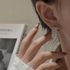 Élégantes boucles d'oreilles C en dentelle blanche et argent avec texture brodée vintage