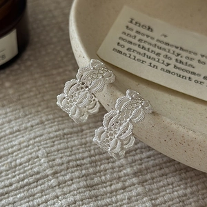 Boucles d'oreilles minimalistes en argent S925 avec texture dentelle alvéolée