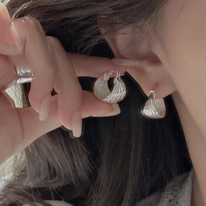 Minimalist S925 sterling silver hoop earrings with vintage wavy texture on model