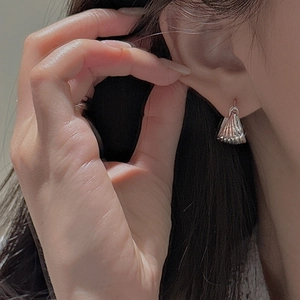 Minimalist S925 silver hoop earrings featuring a vintage wavy shell texture for women