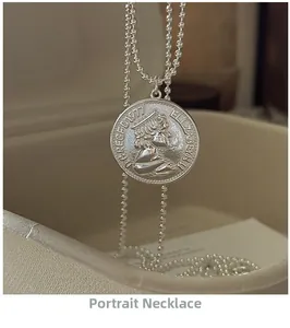 Makroaufnahme einer S925 Sterlingsilber Halskette mit Elizabeth II Porträtanhänger