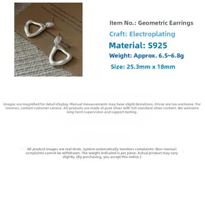 Detailansicht matter S925 Sterling Silber geometrischer Dreieck-Ohrringe mit Maßen