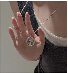 Detailansicht der Vintage S925 Sterling Silber Münzkette mit Porträtrelief und Perlenkette