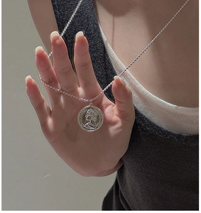 Nahaufnahme des S925 Sterling Silber Vintage Münzanhängers an einer Perlenkette