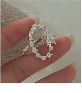 Detailansicht eines S925 Sterling Silber Sternrings mit funkelnden Zirkoniasteinen