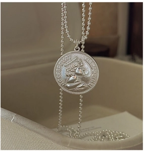 Makrodetail der S925 Sterlingsilber Vintage Königin Elizabeth Münze Anhänger und Perlenkette