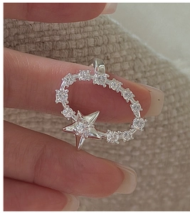 Makroansicht des S925 Silber Sternanhängers mit glänzenden Zirkonia-Steinen