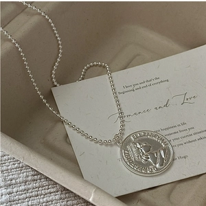 Detailansicht der S925 Sterlingsilber Perlenkette mit Vintage-Königin Münzanhänger