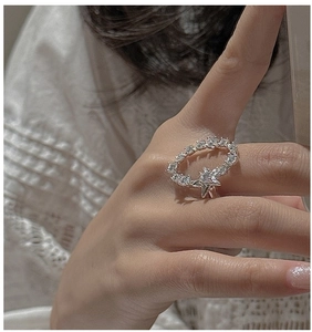 Nahaufnahme eines S925 Silber Sternrings mit glitzernden Zirkonia an einer Hand
