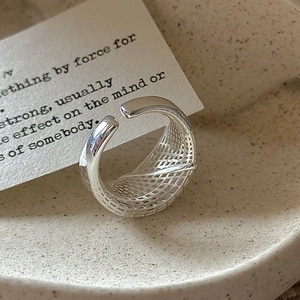 Minimalist S925 sterling silver open ring with 3D grid woven texture on ceramic tray