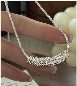 Détail du collier en argent S925 avec pendentif tube CNC scintillant sur une chaîne torsadée