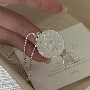 Vintage S925 Sterlingsilber Münzkette mit einem runden Queen Head Penny Anhänger
