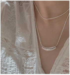 Détail macro du collier en argent S925 avec pendentif géométrique à texture CNC chic