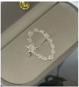 Nahaufnahme eines S925 Sterlingsilber Sternrings mit Zirkonia-Steinen in einer Schmuckbox