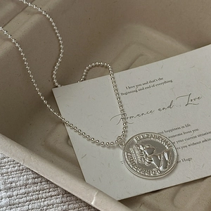 Vintage S925 Sterlingsilber Elisabeth Münzkette mit Perlenkette auf beigem Tablett