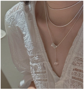 Détail du collier multi-rangs en argent S925 avec pendentif en cristal sur un mannequin