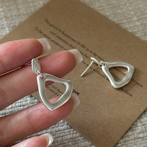 Matte S925 Sterlingsilber Dreieck Ohrhänger mit minimalistischem Retro Design Stil