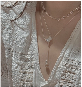 Vue détaillée du collier S925 argent superposé avec choker cœur et pendentif cristal