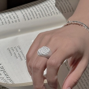 S925 sterling silver retro rose flower ring and textured bracelet set on hands