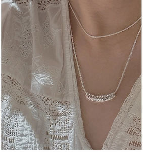 Gros plan du collier en argent S925 avec pendentif géométrique texturé sur mannequin